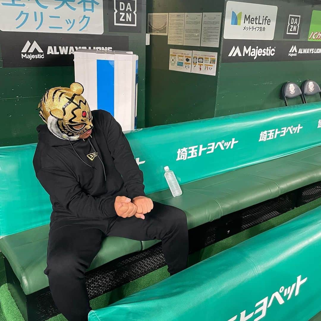 タイガーマスクさんのインスタグラム写真 - (タイガーマスクInstagram)「メットライフドーム❗️ ベンチに座ってたら、やっぱりバッティングのフォームしちゃうでしょ〜😁😁 #タイガーマスク #tigermask #njpw #メットライフドーム #ベンチ #バッティングフォーム」9月5日 21時08分 - tigermask.njpw_official