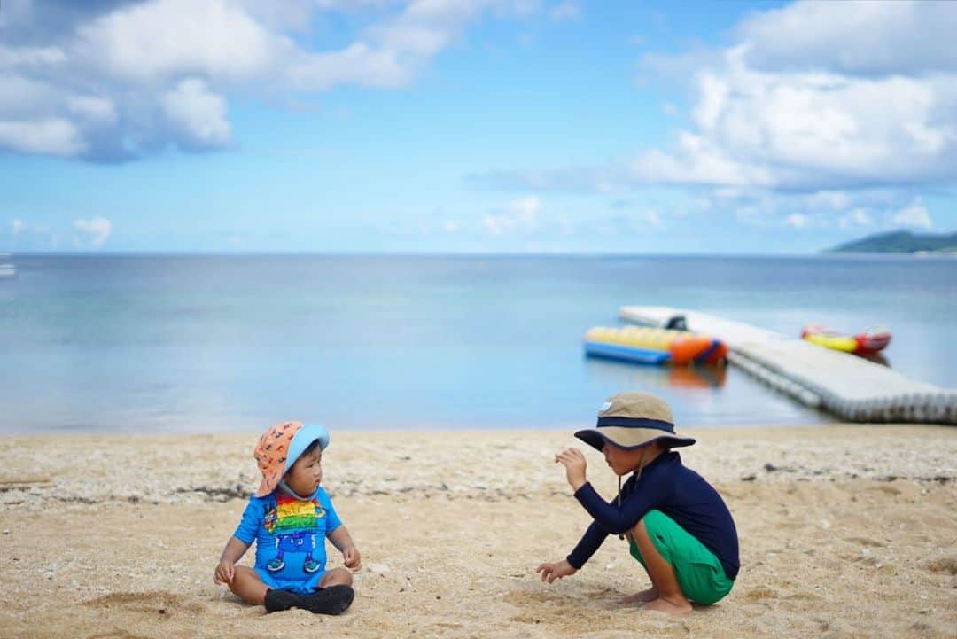 Mai Wakimizuのインスタグラム：「ポストカードみたいでお気に入りの、真加Jr.との2ショット♡息子に貝殻を見せてくれてるところ♡これからも本当の兄弟みたいに仲良く育って欲しいな＼(^o^)／ #1歳#1歳1ヶ月#1歳男の子#3歳#3歳9ヶ月#3歳男の子」