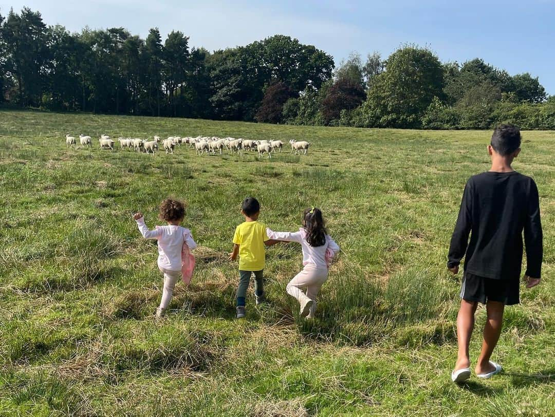 ジョルジーナ・ロドリゲスさんのインスタグラム写真 - (ジョルジーナ・ロドリゲスInstagram)「Como echaba de menos vivir en UK ❤️ 🇬🇧#family #love」9月5日 21時31分 - georginagio