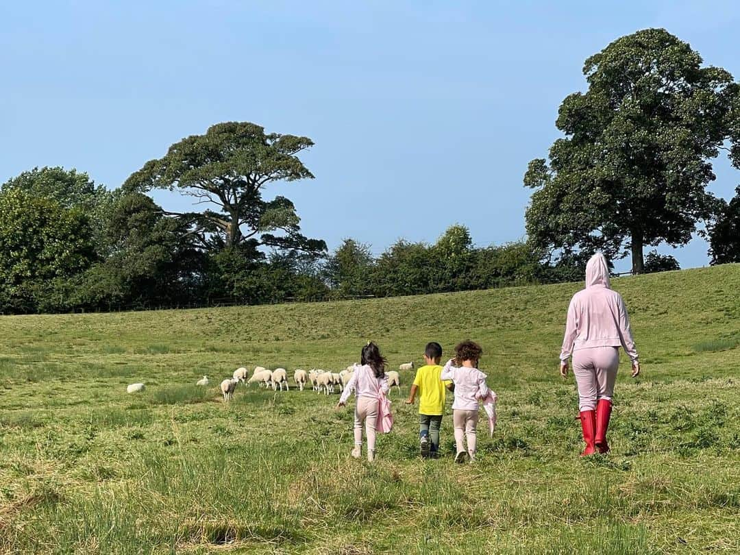 ジョルジーナ・ロドリゲスさんのインスタグラム写真 - (ジョルジーナ・ロドリゲスInstagram)「Como echaba de menos vivir en UK ❤️ 🇬🇧#family #love」9月5日 21時31分 - georginagio