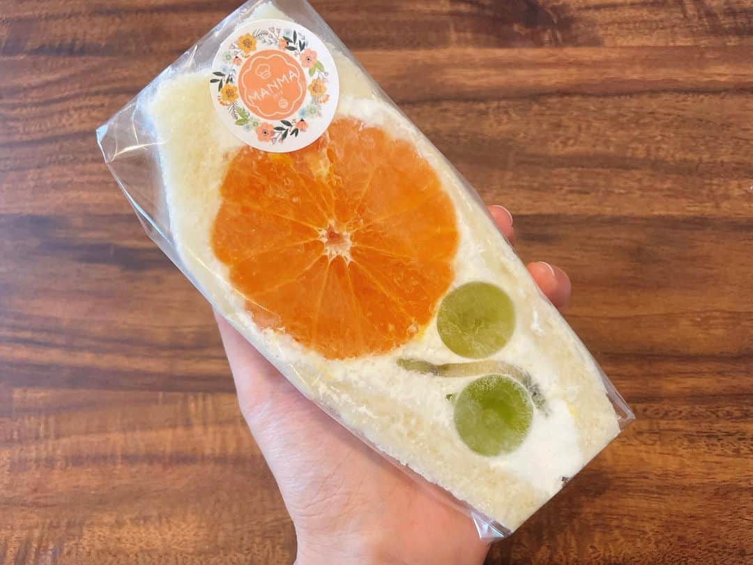 大森万梨乃のインスタグラム：「ㅤㅤㅤ ㅤㅤㅤ 可愛すぎる！！！！ #MANMA （静岡市）のフルーツサンド🌻♡ ㅤㅤㅤ 洋菓子職人の旦那さんと、 フルーツマイスターの奥さんが作る フルーツサンドと焼き菓子のお店🍊🍏 ㅤㅤㅤ とっても優しくて笑顔はじけるご夫婦が お店で出迎えて下さるのも楽しみの一つ😚🌟 ㅤㅤㅤ 朝から食べたら一日中、 幸せな気分で過ごせました🤤笑 ㅤㅤㅤ 来月放送のくさデカでも ご紹介しますのでお楽しみに！ ㅤㅤㅤ #静岡グルメ #静岡スイーツ #フルーツサンド ㅤㅤㅤ」