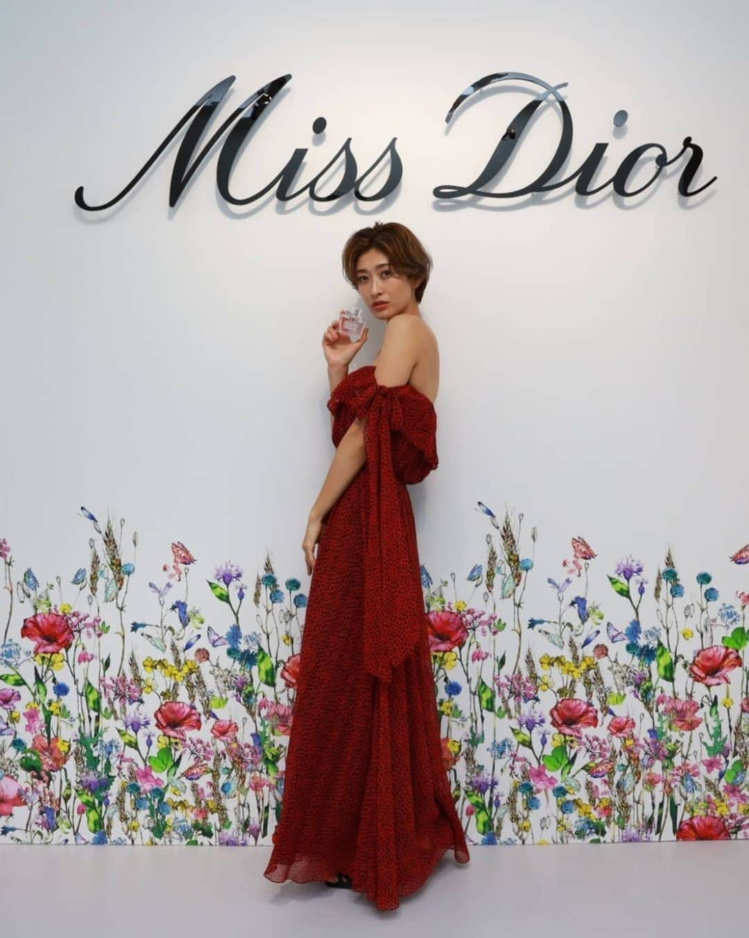 山田優さんのインスタグラム写真 - (山田優Instagram)「『MISS DIOR EXHIBITION』 新しいミスディオールの世界観を 体験させていただきました！  会場も凄く素敵でお花畑にいるような空間はおとぎ話のひとこまみたいでした。  そして、香りフェチの私には たまらない空間でした♡  ボトルのオートクチュールの リボンも可愛かったです♡  @diorbeauty @dior  #ミスディオールアートイベント #missdior #ミスディオール」9月5日 22時03分 - yu_yamada_