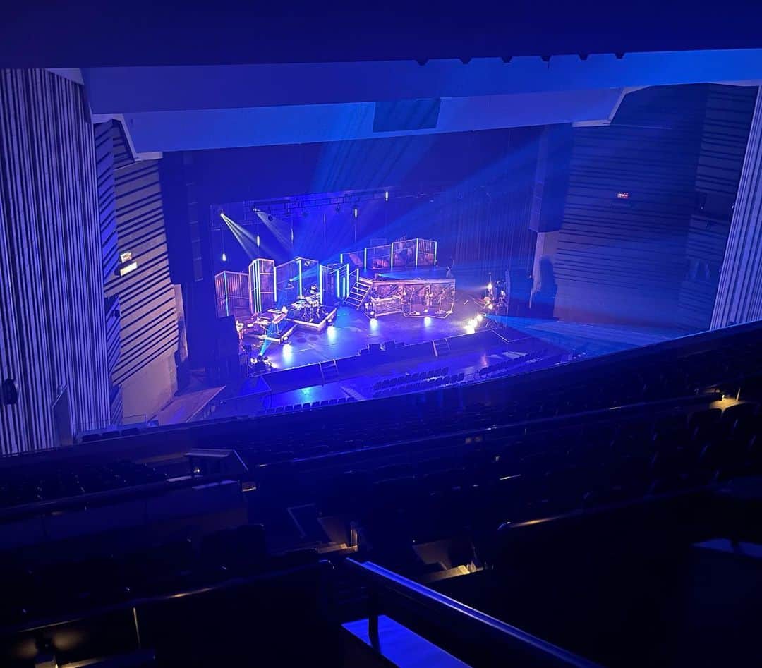 ERYさんのインスタグラム写真 - (ERYInstagram)「遊助『音(ON)パレード』LIVE TOUR 2021 無事に中野サンプラザでの3公演、ツアーファイナル終了しました！ 見合わせとなった神戸公演が開催される場合は引き続きよろしくお願いします！  遊助さんの人柄の賜物だと思うのですが、携わる方全員がみーんな素晴らしい方ばかりでまず感動。 出演者だけでなくスタッフさんたちも。 そして始まってみたらファンの皆様=crewもとっても優しくて、初めて遊助さんのツアーに参加する私たちバンドメンバーにも関心を持ってくださったり、応援のメッセージをくださったり。 本当に嬉しかったです。  私の個人的なルーティンとして毎回会場の二階、三階やそれぞれの一番後ろの席、端の席、真ん中や最前からステージを見てみるのですが、 結構それぞれの席によって見え方や感じ方が違うので、そのどこにいても楽しめるようにパワーを送っていました。 みんなが遊助さんを見つめている時にも私は一方的にみんなを見ていたのだ！！！笑  演奏や楽器周りの環境も初挑戦となる事が多く、メインベースはG&L L2000とアンプはMarkbass Bass MultiAmpのいつものセットですが、 いつも音色ひとつでライブをしている所、今回は楽曲によって少しずつ違う音を作っており足元のペダルで踏み替えて全部で7つの音色となりました。 高校生の時に購入してずっとメインベースだったMUSICMAN Sterlingもサブとしてステージ上に控えていましたが、 トラブルがなかったので特に出番はありませんでした！笑  そんな感じで楽しい旅も一段落。 このご時世にライブやツアーが出来た事。 みんな色々な葛藤があったと思いますが、配信も含めて観ていただけた事。 本当に幸せです。ありがとう！  #音パレード  #onパレード #遊助 #遊助ライブツアー2021 #衣装も超格好良いのだけど #神戸公演あったら #終わった時に載せるね」9月5日 22時11分 - bass_ery