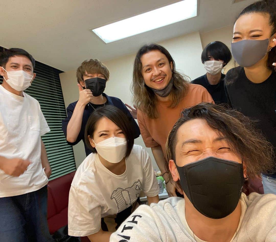 ERYさんのインスタグラム写真 - (ERYInstagram)「遊助『音(ON)パレード』LIVE TOUR 2021 無事に中野サンプラザでの3公演、ツアーファイナル終了しました！ 見合わせとなった神戸公演が開催される場合は引き続きよろしくお願いします！  遊助さんの人柄の賜物だと思うのですが、携わる方全員がみーんな素晴らしい方ばかりでまず感動。 出演者だけでなくスタッフさんたちも。 そして始まってみたらファンの皆様=crewもとっても優しくて、初めて遊助さんのツアーに参加する私たちバンドメンバーにも関心を持ってくださったり、応援のメッセージをくださったり。 本当に嬉しかったです。  私の個人的なルーティンとして毎回会場の二階、三階やそれぞれの一番後ろの席、端の席、真ん中や最前からステージを見てみるのですが、 結構それぞれの席によって見え方や感じ方が違うので、そのどこにいても楽しめるようにパワーを送っていました。 みんなが遊助さんを見つめている時にも私は一方的にみんなを見ていたのだ！！！笑  演奏や楽器周りの環境も初挑戦となる事が多く、メインベースはG&L L2000とアンプはMarkbass Bass MultiAmpのいつものセットですが、 いつも音色ひとつでライブをしている所、今回は楽曲によって少しずつ違う音を作っており足元のペダルで踏み替えて全部で7つの音色となりました。 高校生の時に購入してずっとメインベースだったMUSICMAN Sterlingもサブとしてステージ上に控えていましたが、 トラブルがなかったので特に出番はありませんでした！笑  そんな感じで楽しい旅も一段落。 このご時世にライブやツアーが出来た事。 みんな色々な葛藤があったと思いますが、配信も含めて観ていただけた事。 本当に幸せです。ありがとう！  #音パレード  #onパレード #遊助 #遊助ライブツアー2021 #衣装も超格好良いのだけど #神戸公演あったら #終わった時に載せるね」9月5日 22時11分 - bass_ery