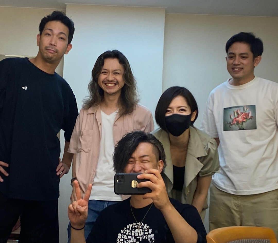 ERYさんのインスタグラム写真 - (ERYInstagram)「遊助『音(ON)パレード』LIVE TOUR 2021 無事に中野サンプラザでの3公演、ツアーファイナル終了しました！ 見合わせとなった神戸公演が開催される場合は引き続きよろしくお願いします！  遊助さんの人柄の賜物だと思うのですが、携わる方全員がみーんな素晴らしい方ばかりでまず感動。 出演者だけでなくスタッフさんたちも。 そして始まってみたらファンの皆様=crewもとっても優しくて、初めて遊助さんのツアーに参加する私たちバンドメンバーにも関心を持ってくださったり、応援のメッセージをくださったり。 本当に嬉しかったです。  私の個人的なルーティンとして毎回会場の二階、三階やそれぞれの一番後ろの席、端の席、真ん中や最前からステージを見てみるのですが、 結構それぞれの席によって見え方や感じ方が違うので、そのどこにいても楽しめるようにパワーを送っていました。 みんなが遊助さんを見つめている時にも私は一方的にみんなを見ていたのだ！！！笑  演奏や楽器周りの環境も初挑戦となる事が多く、メインベースはG&L L2000とアンプはMarkbass Bass MultiAmpのいつものセットですが、 いつも音色ひとつでライブをしている所、今回は楽曲によって少しずつ違う音を作っており足元のペダルで踏み替えて全部で7つの音色となりました。 高校生の時に購入してずっとメインベースだったMUSICMAN Sterlingもサブとしてステージ上に控えていましたが、 トラブルがなかったので特に出番はありませんでした！笑  そんな感じで楽しい旅も一段落。 このご時世にライブやツアーが出来た事。 みんな色々な葛藤があったと思いますが、配信も含めて観ていただけた事。 本当に幸せです。ありがとう！  #音パレード  #onパレード #遊助 #遊助ライブツアー2021 #衣装も超格好良いのだけど #神戸公演あったら #終わった時に載せるね」9月5日 22時11分 - bass_ery