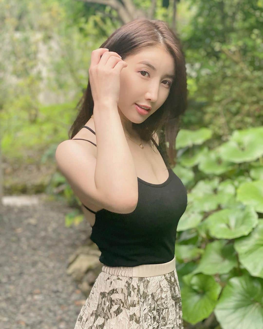 亜里沙さんのインスタグラム写真 - (亜里沙Instagram)「日本的夏天很漂亮 #回憶  日本の夏、本当に美しくて素敵だと思いました💖 これは母と湯布院に行った時の写真なんだけど、 まだ写真載せてないからちょいちょいあげます...。 緑がとっても綺麗🥰  色々と日本での美容の投稿しましたが、 脱毛メンテナンスも行きました🤞🏼 @kireimo_official  キレイモさんはスタッフさんがとっても丁寧ですよ☺️ こういう肌見せも安心。  ・ ・ ・ ・ ・ ・ ・  #KIREIMO #キレイモ #脱毛 #美容 #脱毛って人生変わるかも  #あの子もそうかもキレイモ #メンズキレイモ #MENSKIREIMO」9月5日 22時12分 - alisa_0302