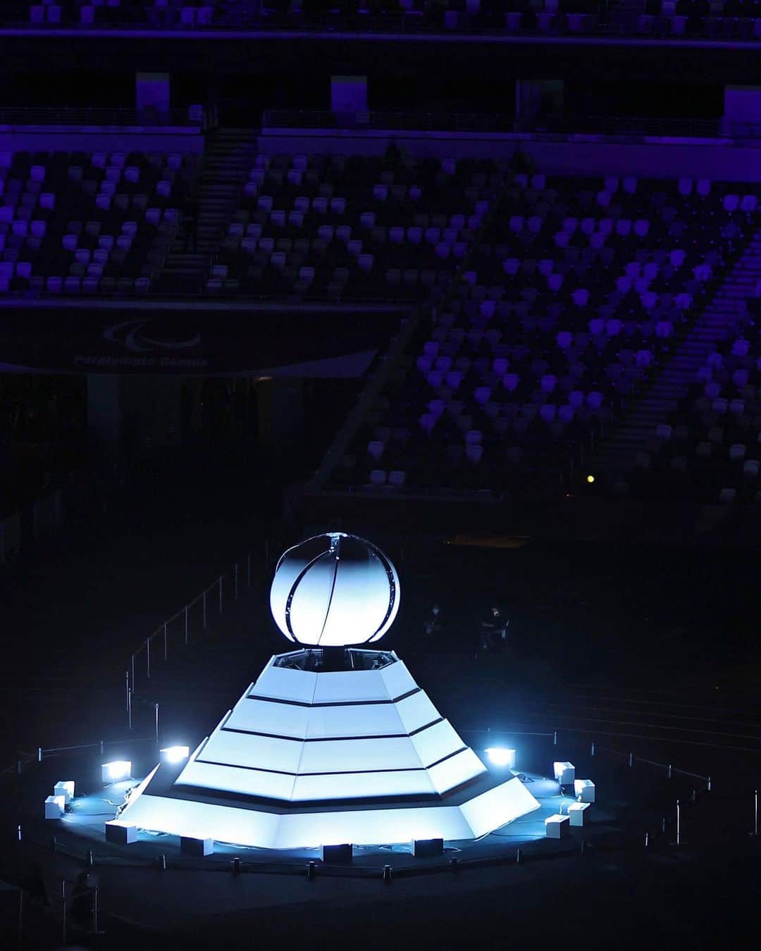 2020年東京オリンピックのインスタグラム：「The #Paralympics flame has been extinguished! 🔥  Thank you for the guiding light you have provided during these unprecedented times. ✨ #UnitedByEmotion  #Tokyo2020 | #ClosingCeremony」