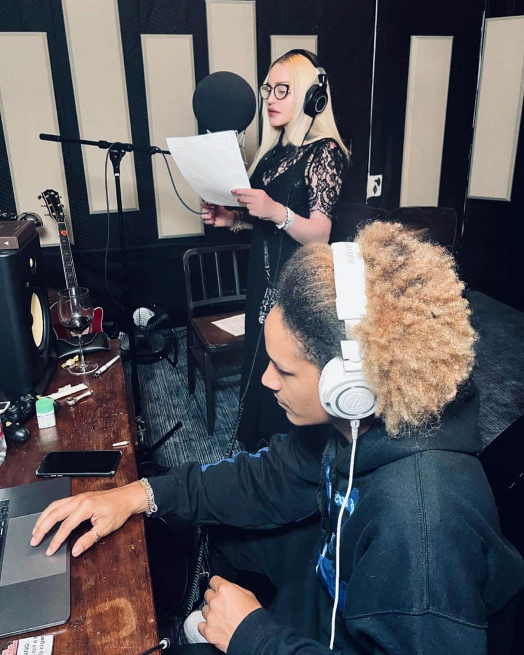 マドンナさんのインスタグラム写真 - (マドンナInstagram)「In The Stu with my Boo………♥️♥️🎙🎶🎸🎧 @ahla_malik」9月5日 22時48分 - madonna