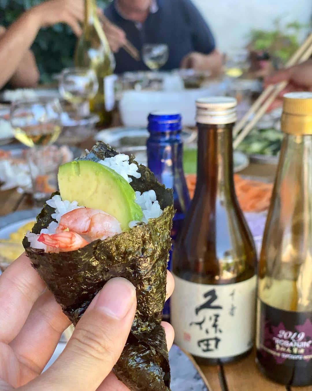 里彩のインスタグラム：「Japanese food at home 🇯🇵🔥  みんなの応援のお陰で上手くいったよ🥺😭💗💗💗💗👏👏👏✨ ありがとう！  冷奴 だし巻き卵 唐揚げ 手巻き寿司 味噌汁 お好み焼き を作ったよ🇯🇵  前日からなんだかソワソワしてて😂 日本でパーティーするのとはちょっと違った感覚だった😳🤔 みんな寿司は食べたことあるけどそれ以外はあまり知らないから 美味しいって言ってもらえるかな〜とか 手際良く作れるかな〜とか🥺 ドキドキしてたんだけど！ 彼や家族のみんながお手伝いしてくれて大成功！！！👏💗💗  おかわり！て言われた時は嬉しかったな〜🥰  おじーちゃんのお米で手巻き寿司したんだけど みんなこのお米買いたい！！て言ってくれたんだ😌 大好きなおじーちゃんのお米が褒められて誇らしいし、私まで嬉しい💗💗  幸せな日曜日でした〜🇯🇵🥰🥰🥰🥰  #japanesefood #japaneseculture #japanese_food #japanese #japaneseparty #japanesefoodathome #athome #homeparty #temaki #temakisushi #日本食 #日本料理 #手巻き寿司 #手巻き寿司パーティー #手巻き寿司パーティー🍣 #ホームパーティー」