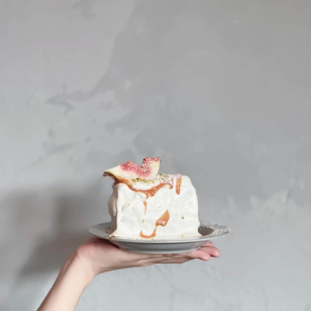 ケイン・デニスさんのインスタグラム写真 - (ケイン・デニスInstagram)「#ショートケーキ  いちじくのショートケーキ 生クリームのミルク具合、外だけじゃ無くて、スポンジのしっとり具合と中のいちじくの絡み具合。めちゃくちゃ美味しい。。。びっくりした。ヒルトンのショートケーキも美味しいと思うんだけど、これは別方面で美味しい。見た目もすごいから言ったんだけど。良い意味で裏切られた。  ハッシュタグ 一緒に食べた　#カレー これも最高に美味しかった  #姫路カフェ #姫路ランチ #姫路グルメ #姫路スイーツ #姫路ケーキ #兵庫カフェ #兵庫ランチ #兵庫ケーキ #兵庫スイーツ　#兵庫ケーキ #関西カフェ #関西ランチ #関西グルメ #関西スイーツ #関西ケーキ #cafe #cake #sweets #instagood #カフェ巡り　#カフェ活　#カフェ部　#カフェスタグラム #カフェ好きな人と繋がりたい  #カフェすきな人と繋がりたい #カフェ　#スイーツ　#ケーキ」9月5日 23時08分 - japan_kanedennis