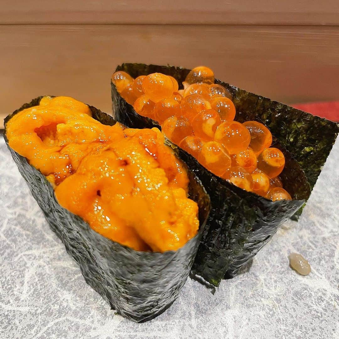 Mika Jimboさんのインスタグラム写真 - (Mika JimboInstagram)「【青山隠れお寿司🍣幸せのすし秀きし】 ⁡ 美味しかったなー、ここのお寿司❤️❤️ 友達たちと行ったお寿司が最高に楽しかった。 ⁡ わたし的にお寿司は特に誰と食べるかで味がめっちゃ変わるからほんとハッピーな時間だった😊 ⁡ イカのそうめんに黄身がたっぷりのやつ美味しすぎたよ❤️うにも美味しいし、トロたくも☺️❤️ ⁡ 最近お寿司いくのはまり中。 まだまだ全然詳しくないけど、ここは好きでした✌️ ⁡ ごちそうさまでした🙇‍♀️ ⁡ #寿司#鮨#寿司好きな人と繋がりたい#お寿司#お寿司大好き#お寿司好きな人と繋がりたい#すし#すし秀きし#南青山#南青山グルメ#青山グルメ#青山一丁目#青山一丁目グルメ」9月5日 23時10分 - mikajimbox