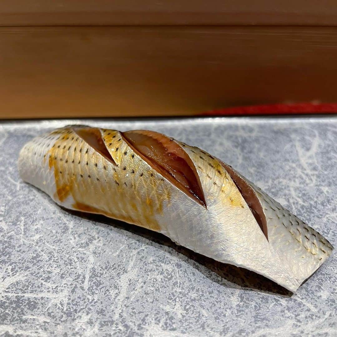 Mika Jimboさんのインスタグラム写真 - (Mika JimboInstagram)「【青山隠れお寿司🍣幸せのすし秀きし】 ⁡ 美味しかったなー、ここのお寿司❤️❤️ 友達たちと行ったお寿司が最高に楽しかった。 ⁡ わたし的にお寿司は特に誰と食べるかで味がめっちゃ変わるからほんとハッピーな時間だった😊 ⁡ イカのそうめんに黄身がたっぷりのやつ美味しすぎたよ❤️うにも美味しいし、トロたくも☺️❤️ ⁡ 最近お寿司いくのはまり中。 まだまだ全然詳しくないけど、ここは好きでした✌️ ⁡ ごちそうさまでした🙇‍♀️ ⁡ #寿司#鮨#寿司好きな人と繋がりたい#お寿司#お寿司大好き#お寿司好きな人と繋がりたい#すし#すし秀きし#南青山#南青山グルメ#青山グルメ#青山一丁目#青山一丁目グルメ」9月5日 23時10分 - mikajimbox