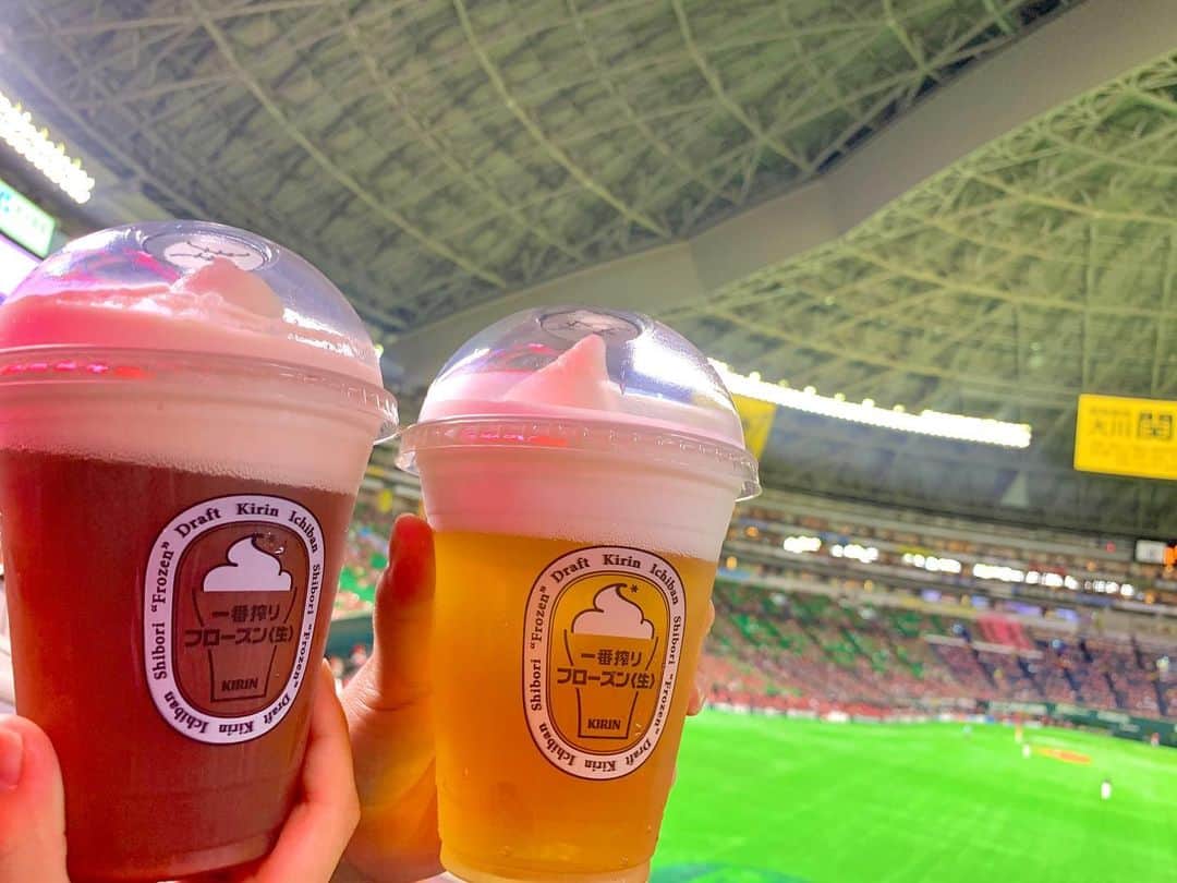 上杉あずさのインスタグラム：「. . ドーム観戦はご無沙汰となりますが、昨日今日と本当に素晴らしい戦いを魅せてくれたホークス🔥 胸アツくなるリチャード選手の大活躍‼️‼昨日は️プロ初安打、今日はプロ初本塁打の逆転満塁ホームラン、初打点と大暴れ🤩 悔しい試合も乗り越えて、、、まだまだこれから！大混戦の逆転優勝へ🏆  長いシーズンを送りたい🥰💝 それぞれの場所から、引き続き応援していきましょ🍻頑張れ、ホークス💛🤍💛🤍  ※最近の写真ではありません ※そんな但し書きが必要な世の中😂  #福岡ソフトバンクホークス #ペイペイドーム #リチャード #プロ野球 #育成出身 #タマスタ筑後 #沖縄尚学 #ホークス #応援 #タカガール #一番搾り #フローズン生 #野球観戦 #次はいつかな #sbhawks #fukuoka #softbankhawks #hawks #paypayドーム #beer #takagirl #baseballstadium」