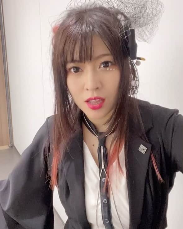 鈴華ゆう子のインスタグラム：「終演直後に歌った！今日の日もありがとうございました。 いつまでも歌うよ何度でも I'm singing for you and me. ※Twitterと違うの気づいたかな？( ´艸｀)  #和楽器バンド #鈴華ゆう子  #Wagakkibnd #WGB_infinity」