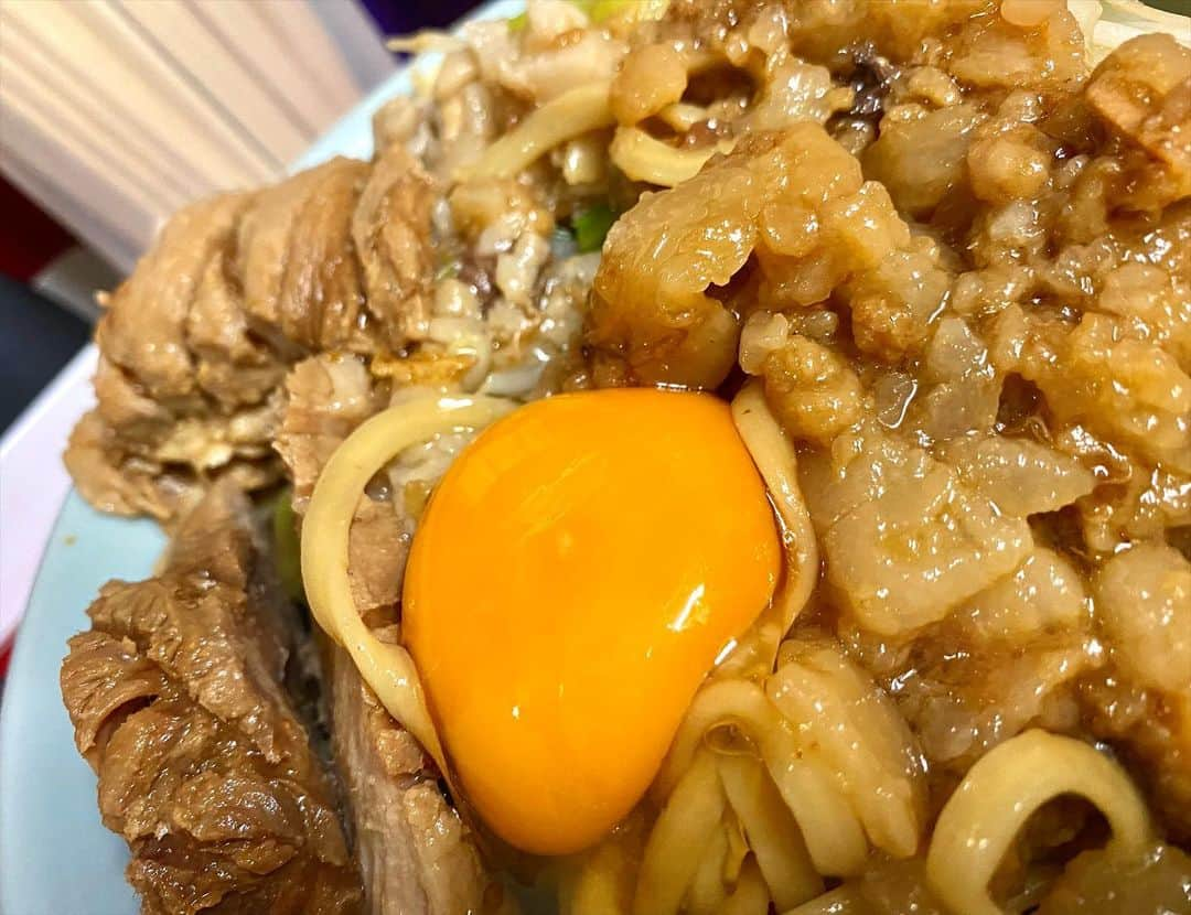 桃乃木かなさんのインスタグラム写真 - (桃乃木かなInstagram)「冷や汁なしが食べたくて〜！  ラーメン二郎中山駅前店🍜 つけ味冷や汁なし (+甘〜い脂+生卵) ヤサイ少なめニンニクアブラガリ  無料トッピングでガリが！！ ガリは辛いイメージがあったので迷いましたが甘酸っぱいガリが箸休めにめちゃくちゃぴったりでした！トッピングして正解でした🙆‍♀️」9月6日 1時18分 - kana_momonogi