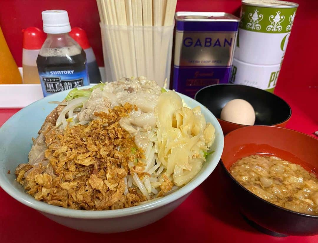 桃乃木かなさんのインスタグラム写真 - (桃乃木かなInstagram)「冷や汁なしが食べたくて〜！  ラーメン二郎中山駅前店🍜 つけ味冷や汁なし (+甘〜い脂+生卵) ヤサイ少なめニンニクアブラガリ  無料トッピングでガリが！！ ガリは辛いイメージがあったので迷いましたが甘酸っぱいガリが箸休めにめちゃくちゃぴったりでした！トッピングして正解でした🙆‍♀️」9月6日 1時18分 - kana_momonogi