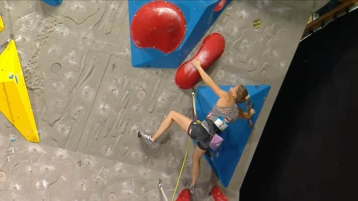 ユリア・フィシェルのインスタグラム：「Well... Would've been a pretty cool move, but a slower and more static beta was definitely the better option here in semifinals in Kranj. Took the risk and failed. 😣 Maybe a bit too much bouldering lately? 😅  . . @heeressportzentrum @scarpa_at @rewhiteclimbing @therapierbar_vorarlberg @allineedtea @austriaclimbing #climbing #klettern #lead #competition」