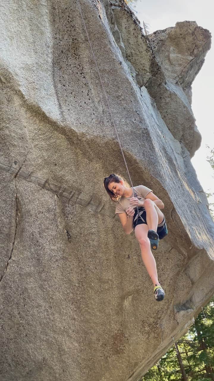 ペイジー・クラッセンのインスタグラム：「Turns out my passat noises are more like muppet noises (as termed by @ianyurdin). Some serious effort on the final boulder, followed by 4 riveting minutes of resting, and a nervous top out. Thankfully @arjandekock made me rehearse the moves to the anchor the session before - it’s not too hard, but a little cryptic. Thanks @michaelakiersch for filming on the send - cheering for you on your attempts!  @eddiebauer @lasportivana @physivantage @kiltergrips @maximropes」