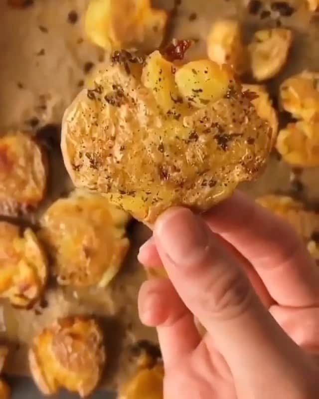 Sharing Healthy Snack Ideasのインスタグラム：「Crispy Garlic Smashed Potatoes! the perfect side dish to any meal 🤩Who wants to try these?😍💛 Details below 👇 by @somethingnutritious   INGREDIENTS 2 cups baby potatoes  1/4 cup olive oil  2 garlic cloves, crushed 1 tbsp dried parsley  1/4 tsp salt, more to taste  1/4 tsp crushed black pepper  DIRECTIONS 1. Preheat oven to 400 F. 2. Bring a medium pot of water to a boil and boil the potatoes for 20-25 minutes. Remove from pot and drain. 3. On a parchment lined baking sheet, smash each potato with the bottom of a glass or a fork. 4. In a small bowl, whisk together the olive oil, garlic, and spices. 5. Brush each potato with the oil mixture. Bake for 30 minutes, flip, and bake for an additional 10-15 until golden brown.  Enjoy 💛」