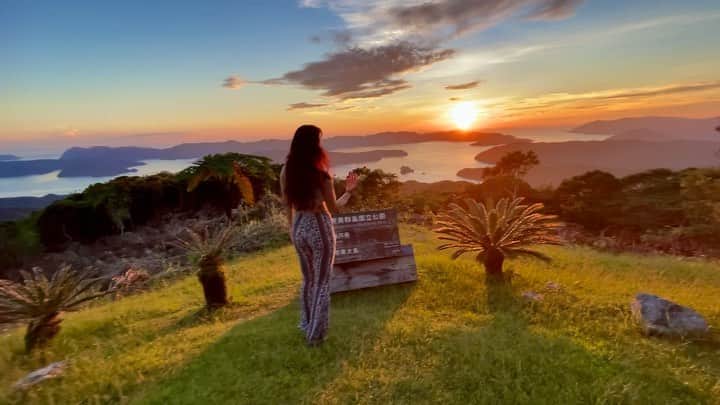LuCyCoのインスタグラム：「「わたしの心の記憶フォルダに残せない部分は、あなたが残しといてね  そしてまたいつか わたしがきっと忘れちゃうこと 思い出させてね」  美しい瞬間を 好きな人たちと共有するの好き。  みんなで記憶のパズルを分け合いっこするんだ🧩  #奄美 #奄美大島 #サンセット #世界自然遺産」