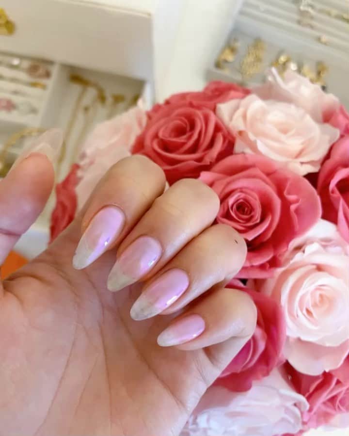 蘭子のインスタグラム：「透明✖️オーロラパウダー💅💎✨ . 形をシャープにしたので 指先超使いやすい`߮߰🖤߮߬ ⃕ . . . 📍恵比寿マウレアネイル【 @maulea_eyelashnail 】 . . #恵比寿ネイルサロン #オーロラネイル#透明感ネイル #透け感ネイル #ネイル#ネイルチェンジ#ショートネイル#ネイル好きな人と繋がりたい #シンプルネイル#ワンカラーネイル#お手元倶楽部#ブライダルネイル #カラグラ #カラグラネイル #ネイルデザイン#キラキラネイル#お洒落さんと繋がりたい #メイク好きな人と繋がりたい#2021ネイル#恵比寿#nailsofinstagram」