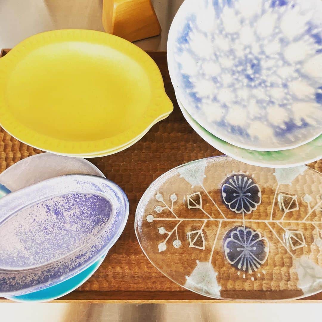 眞鍋かをりのインスタグラム：「涼しいを通り越して、寒い…！？ 夏のお皿たちもそろそろ食器棚の奥の方にバイバイですかね」