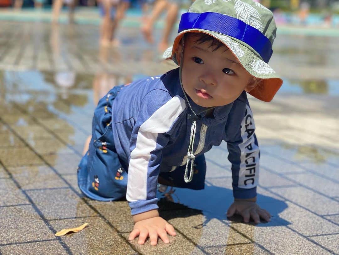 阪本智子さんのインスタグラム写真 - (阪本智子Instagram)「🏝♡ 少し前に行ったプール🏊‍♂️  健康な体づくりのためと、早めに水に慣れさせたくて生後11ヶ月の頃からスイミングスクールやプールに行ったり、おうちプールで遊んだりしてます🐳💙  この日は暑すぎて早めに退散したなぁ☀️💦 今週はまた暑い日が来るのかな？🌈  #2021summer #boybaby #babyswimming #swimwear #babyswimwear #2021夏 #プール #子連れプール #男の子ベビー #カプリハット#男の子ママ #阪本智子」9月6日 13時06分 - tomoko_sakamoto423