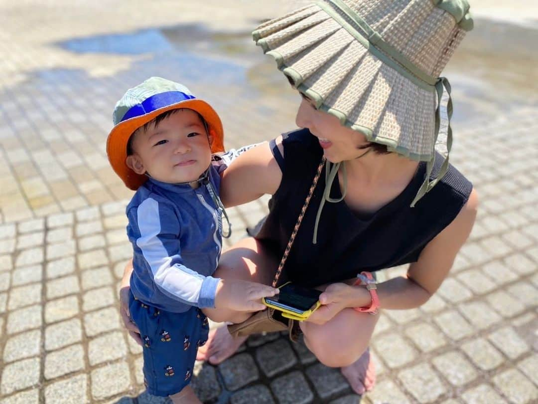 阪本智子さんのインスタグラム写真 - (阪本智子Instagram)「🏝♡ 少し前に行ったプール🏊‍♂️  健康な体づくりのためと、早めに水に慣れさせたくて生後11ヶ月の頃からスイミングスクールやプールに行ったり、おうちプールで遊んだりしてます🐳💙  この日は暑すぎて早めに退散したなぁ☀️💦 今週はまた暑い日が来るのかな？🌈  #2021summer #boybaby #babyswimming #swimwear #babyswimwear #2021夏 #プール #子連れプール #男の子ベビー #カプリハット#男の子ママ #阪本智子」9月6日 13時06分 - tomoko_sakamoto423