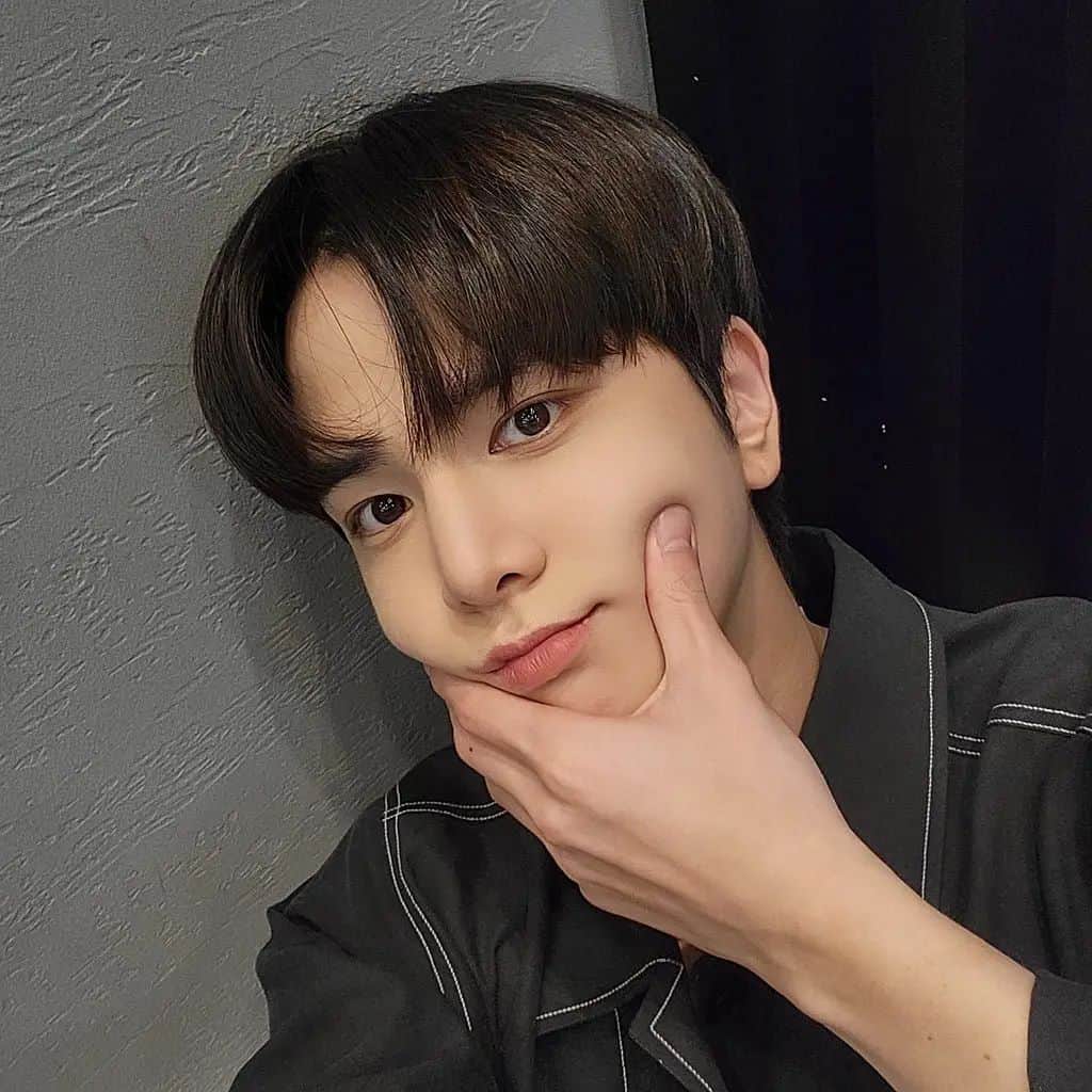 ヨンフンのインスタグラム：「(영훈) 🖤 해랑사 🤍 #THEBOYZ #더보이즈 #YOUNGHOON #영훈」