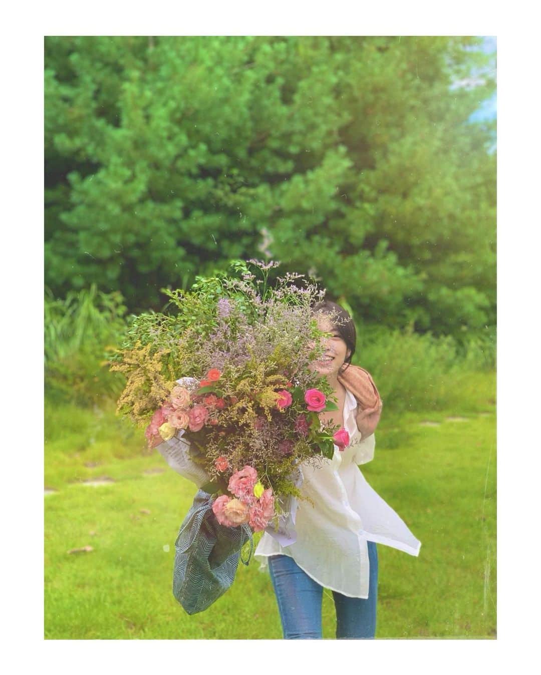 パン・ソヨンさんのインスタグラム写真 - (パン・ソヨンInstagram)「. 아침 꽃시장은 내가 좋아하는 산책 코스 🌹🌱🌼🌷🌻🌿🌸」9月6日 14時01分 - banso