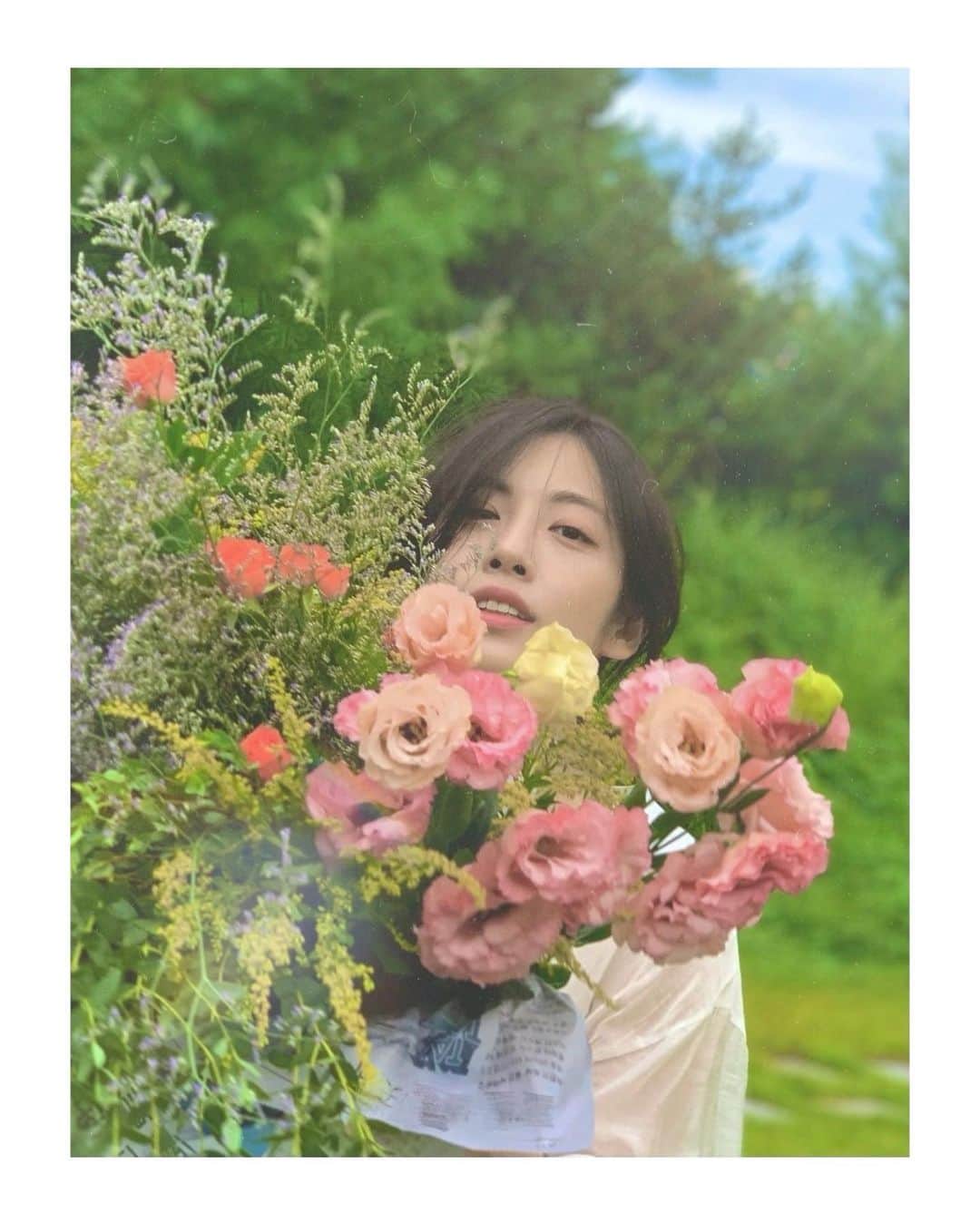 パン・ソヨンのインスタグラム：「. 아침 꽃시장은 내가 좋아하는 산책 코스 🌹🌱🌼🌷🌻🌿🌸」