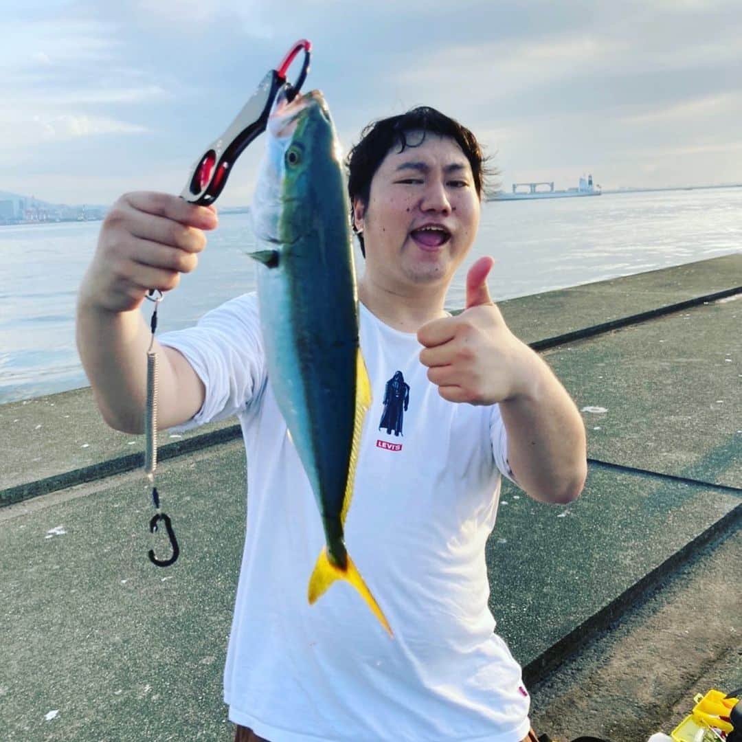 のインスタグラム：「え？今年の青物？？ ははっ、釣ってるけど？？😂😂 心配してくれてさんきゅな。まだまだ釣ってくで！！！！😉🏄‍♂️🏄‍♂️🏄‍♂️」