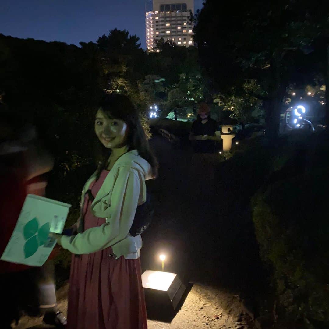 白石小百合さんのインスタグラム写真 - (白石小百合Instagram)「. 2020が、ようやく終わりましたね。🤍 . . 先日のオリンピック期間中に 私の育った千葉県は幕張にある"美浜園"で開催された展覧会 #生態系へのジャックイン展　  #metacity @metacity.jp というリサーチチーム主催で 千葉市芸術祭の一環として幕張を舞台にした展覧会です  "日本庭園という、自然を人為的に再構成することで本来以上の意味を創造する拡張環境を舞台に、自然と技術とアートの結節点となる作品たちを茶の湯のプロセスになぞらえて配置"  とあるように、 幕張というビル群の埋立地に人口的に作られた日本庭園"美浜園"  ▶︎1ー5枚目 そのなかで、湖に浮かぶ 静かに煌々と光る 縦の５つの丸。  2020の世界をアイロニカルに照らしているようで美しかった… #matsudamasahide   ▶︎6枚目は　静寂が日々失われる現代に、水滴音によって静寂を共存させることはできないだろうかと、雫の音を聞く作品。 整った空間を感じた後はスッキリした表情になる不思議。 #reikunimoto   ▶︎7枚目は　集団の意思決定の難しさを表したもの。多数決しか採用されていないことがほとんどだが、ボルダ得点やリキッドデモクラシーなど決定するルールが違うだけで結果が変わる… これが様々な展示の最後にあったのも意味を感じました。  久々に美しく見応えのある芸術祭に出会えて、2度も行きました。来年もまたやって欲しいなぁ〜〜  ▶︎8枚目は　最後に、ホテルオークラで打ち合わせ後に撮影した五輪です。  ようやく2020が終了！私たちはこれから2020の重みを感じながら今という2021とその未来を生きなくてはっ🔥  #artfestival #artsfestival #artwork #art #artist  #artofinstagram #contemporaryart #artoftheday」9月6日 14時33分 - sayurishirais