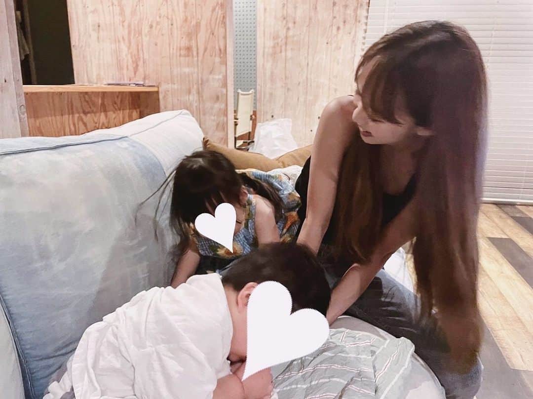 さっぴちゃんのインスタグラム：「... . とてつもなく楽しかった日☺️🤍 . みんなありがとう🤍 . 優しい友達ばっかりで いつも嬉しくて、なかなか会えないけど いつまでも共に仲良く楽しく歳を重ねて おばあちゃんになってもくだらない事で 笑っていられたらいいな〜☺️🤍 . みんなの写真載せたいのに汗で ボロボロすぎて載せられないけど 可愛くて人として素敵な自慢の女友達。 . アパレルやってて良かったって これ多分永遠に言ってるんだろうな☺️♡ . これからもよろしく頼みます♡♡♡ . 写真はあゆが撮ってくれてた わちゃわちゃしてる親子ショット📷 . なかなか自分たちの写真って 撮れないから、嬉しくて載せちゃう♡♡ . . ………………………………(♡)……………………………… .」