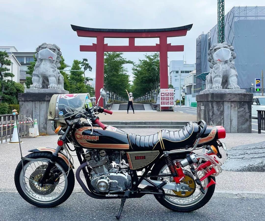 REINAさんのインスタグラム写真 - (REINAInstagram)「鶴岡八幡宮の二の鳥居⛩ ここで写真撮りたくて早朝に行ったんだけど曇ってたのが残念ー！☁️ 天気が良い時リベンジしたいなー！ . . . . . .  #gs400 #バイク #バイク女子 #バイクファッション #バイクのある生活 #バイクが好きだ #旧車 #旧車會 #旧車女子 #旧車バイク #鈴菌 #愛車 #愛車と私 #ツーリング」9月6日 11時29分 - reina_partyon