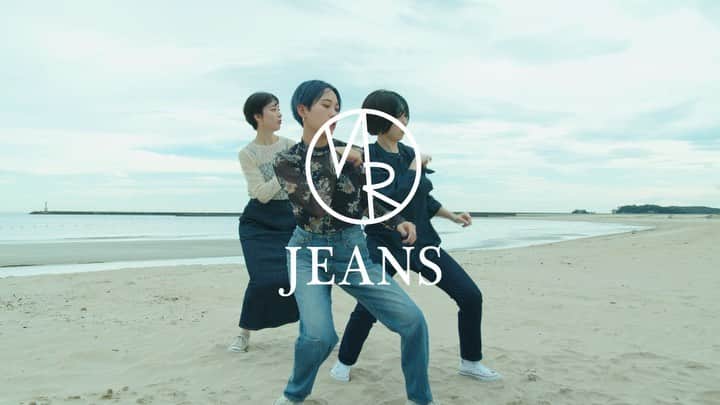 yurinasiaのインスタグラム：「. @mademoisellerope_jp  MR JEANS vol.2 CM 公開されました🕊 砂浜で踊るのは気持ちがよかった。地元の海で。 domi、mimonと一緒にお仕事できたの本当感慨深い。 映像制作はayumugugu、stillはcocoroyen、スーパーアシスタントeijidrh。ハンドメイドで作り上げたこのCM是非見てください。これは達成感すごい。  @mademoisellerope_jp の皆さんにも喜んでもらえて嬉しかった。 ステキな服をありがとうございます。  次に繋げよう。サスティナー🕊  マドモアゼル ジーンズは、 どこまでも自由で、美しく」をコンセプトに、フェミニンな女性が履きたくなるジーンズを展開。ハイライズで脚を最大限に長く見 せる女性らしいシルエット、ストレッチが効いたしなやかで自由な履き心地、全素材 USA コットンを使用したサステナブルなジーンズです。 発売に合わせて、福岡在住のダンサーyurinasia 氏彼女の主催するダンススクール jABBKLAB」所属のmimon 氏とdomi 氏の3人によるダンスムービーを公開。楽曲は4人組バンド、ノンブラリの 2019 年にリリースされた 「美しい日々」。  動画制作は映像クリエイターの ayumugugu 氏に依頼。  撮影映像制作 @ayumugugu  music @nombrari_jp  choreographer @yurinasia  Dance with @___domi.___ @mimon Still by @cocoroyen assistant @eijidrh   【hap株式会社】 https://hap-h.jp/」