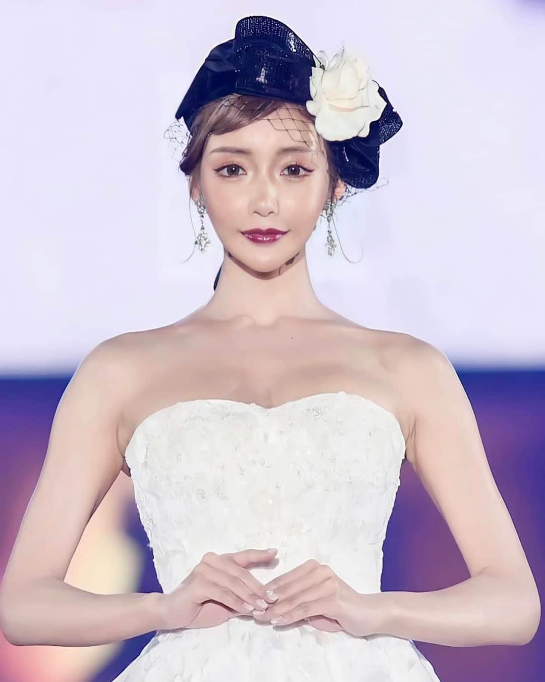 明日花キララのインスタグラム：「本当に素敵なステージとドレス👰🏼‍♀️ トレーンがとても長いドレスだったのでターン出来るか不安でした..  この日の為に関わってくださった皆さまと、観に来てくれた方、そしておうちから応援してくれた方皆様に感謝です❤︎ #関西コレクション @eri.ogawa1102 ステージ」