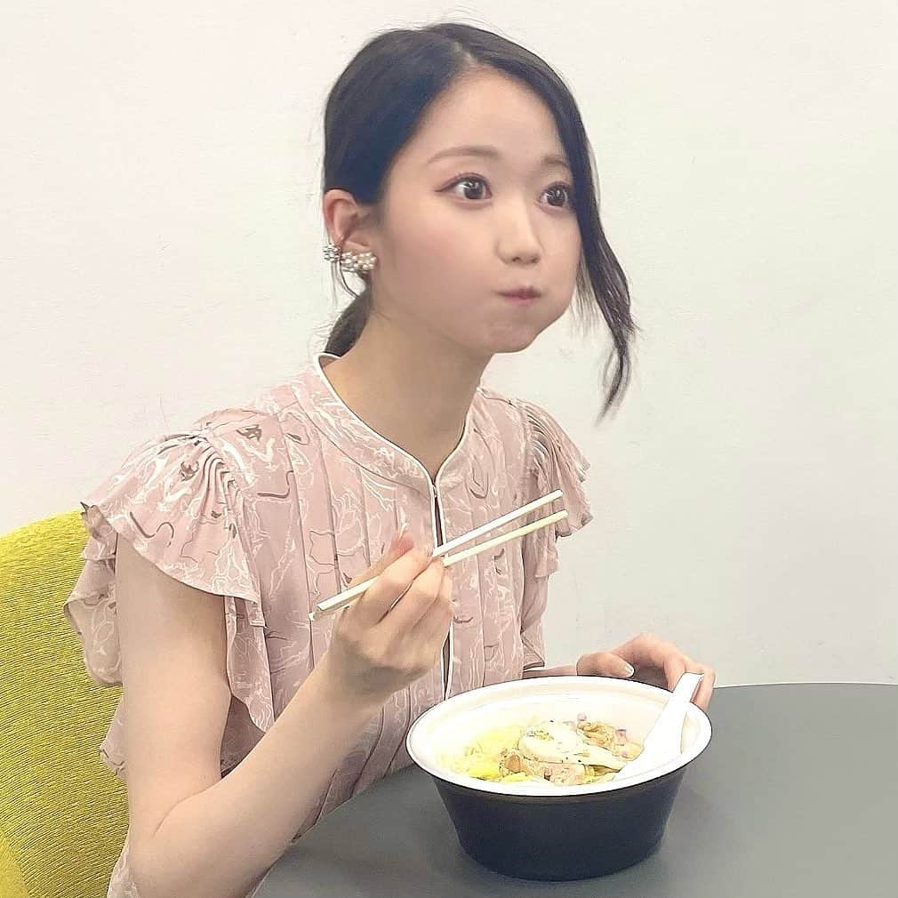 大谷映美里さんのインスタグラム写真 - (大谷映美里Instagram)「こんにちは🐹 ラーメン大好き大谷さんです。 「#ラーメンWalker 東京2022」掲載していただいてます🍥 ㅤㅤㅤㅤㅤㅤㅤㅤㅤㅤㅤㅤㅤ おうちで過ごす時間が増えた今、 ぴったりのテイクアウトラーメンをレポしました🍜 わたしも最近はお家ラーメンが多いです。 皆さんの参考になれば嬉しいな(,,^_^,,)♡ ㅤㅤㅤㅤㅤㅤㅤㅤㅤㅤㅤㅤㅤ 本日発売です〜🍥ラーメン好きの皆さん、ぜひ！🍥」9月6日 12時30分 - otani_emiri