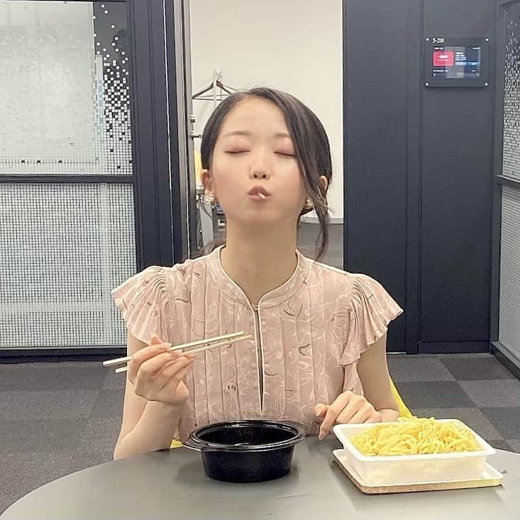 大谷映美里さんのインスタグラム写真 - (大谷映美里Instagram)「こんにちは🐹 ラーメン大好き大谷さんです。 「#ラーメンWalker 東京2022」掲載していただいてます🍥 ㅤㅤㅤㅤㅤㅤㅤㅤㅤㅤㅤㅤㅤ おうちで過ごす時間が増えた今、 ぴったりのテイクアウトラーメンをレポしました🍜 わたしも最近はお家ラーメンが多いです。 皆さんの参考になれば嬉しいな(,,^_^,,)♡ ㅤㅤㅤㅤㅤㅤㅤㅤㅤㅤㅤㅤㅤ 本日発売です〜🍥ラーメン好きの皆さん、ぜひ！🍥」9月6日 12時30分 - otani_emiri