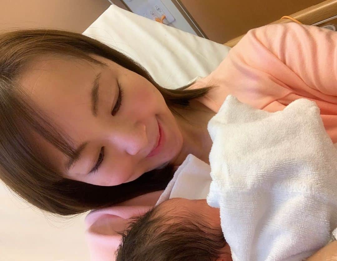 土井千春のインスタグラム：「【ご報告】 昨日、9月5日に無事に第三子を出産しました👶 母子共に元気です！！ 予定日よりかなり早まりました✨ それでも3096gで一安心です♪予定日までいたら4000g超える可能性すらありました😂  破水してからの緊急帝王切開となり、まさか産むと思ってないままその場で入院となり30分後には出します！！みたいな流れになり心の準備も入院準備もしてないままでした。  あっという間だったのでまだ実感もないんですが今朝から母子同室になり、少しずつ実感しだしてます❤️  早く家で待ってる娘達に逢いたいですが、長男との2人きりの貴重な時間を大切に過ごしたいと思います✨  #第三子出産#男の子#新生児」