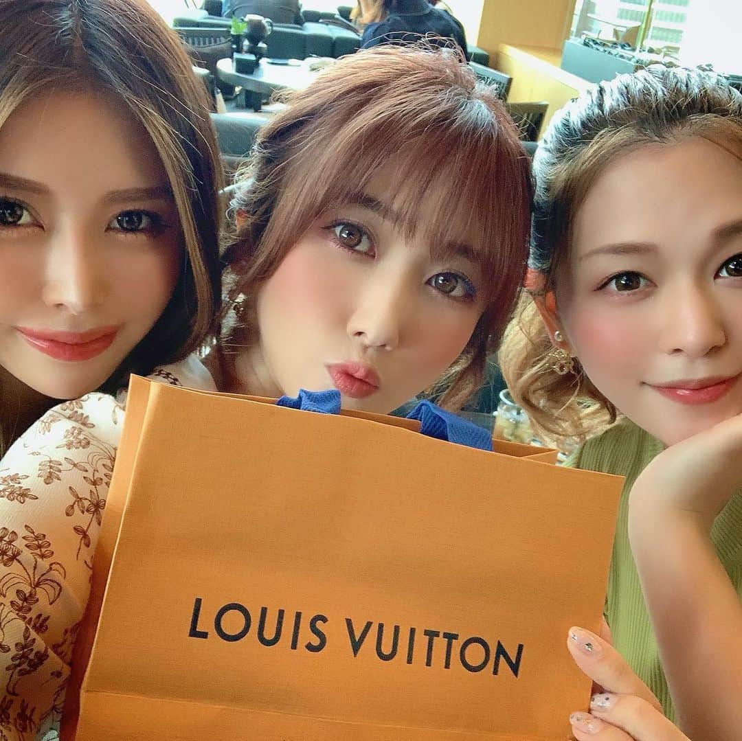 大槻ひびきさんのインスタグラム写真 - (大槻ひびきInstagram)「めめたん、REMIちゃんと アマン東京の アフタヌーンティー🧁🧡 久しぶりに会えて嬉しかったー！  プレゼントやマカロンのお土産も ありがとう🥺🧡 #アマン東京 #アフタヌーンティー #大手町 #amantokyo  #afternoontea  #ootemachi  #louisvitton」9月6日 23時47分 - yanhibi0221