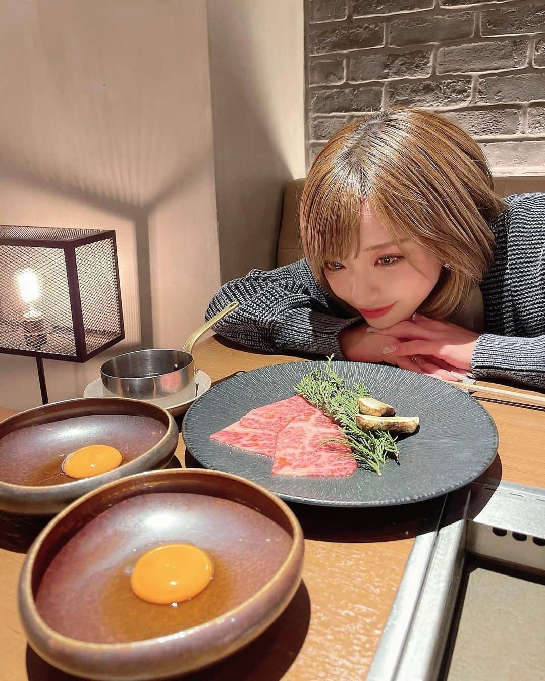 みきでりさんのインスタグラム写真 - (みきでりInstagram)「うしごろ秋コース🍁🎃🧡 一口食べるごとに最強に美味しくて、2人で目見開いたり、とろけたり、リアクション大会してた😂💕  私のお気に入りは最初の3枚！ 黒毛和牛ヒレカツ、 秋トリュフと極上タンの包み焼き、 特選ハラミ、究極の黒タン厚切り。  久しぶりの贅沢デートだから、 「30回噛んで味わおうね‼️」 とか言って食べてました🐮ww  普段はわりかし質素な生活してるからこそ たまーーーにこういうデートを大切にしたい🤝🧡  余談だけど トイレに置いてある @aesopskincare の ハンドソープとハンドクリームも最高なの👏笑 ㅤ ㅤ うしごろさんいつもありがとうございます❤️ @ushigoro_yakiniku  今回は表参道店にお邪魔しました！ 1番よく行く店舗かもしれない☺️♥︎ そろそろ全店舗制覇できるかも🙄‼️✨ ㅤ ㅤ みんなも自分へのご褒美に 大切な人とのデートに 親への日頃の感謝に ぜひうしごろに行ってみてね💕 ㅤ ㅤ ㅤ ㅤ ㅤ ㅤ #焼肉#焼肉ディナー#コース料理#贅沢#贅沢な時間#贅沢ディナー#デート#ディナーデート#うしごろ#表参道#表参道グルメ#表参道ディナー#表参道焼肉#表参道デート#黒毛和牛#サーロイン#タン#ハラミ#黒タン#トリュフ#松茸#秋の味覚#かぼちゃ#食欲の秋」9月6日 22時21分 - mikidelicious