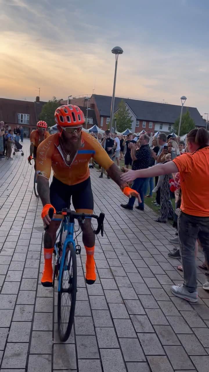 アシュリー・ケインのインスタグラム：「After 80 miles and 7,200 calories, being welcomed back to this amazing reception was incredible and just the energy I needed. Along with my strong, beautiful daughter, you guys are helping to carry me through this epic but gruelling journey for these exceptional children. 🦁@theazayliafoundation   Today’s finish line: Victoria Embankment The Meadows  Notingham NG2 7SD ETA: 7:30pm」