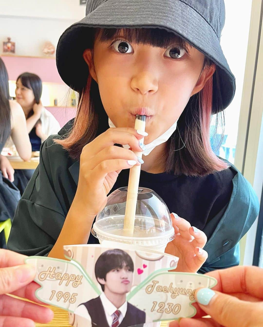 小林三江子さんのインスタグラム写真 - (小林三江子Instagram)「コロナ禍での夏休みはいつもに増して長かったような、あっという間だったような…。 とにかく、小学校生活最後の夏休みを満喫すべく、感染対策万全のもと精一杯楽しめたかなと😊  イリタン的にはネイルもしたし、念願のインナーカラー (エクステ) も出来たし💕 やり切った感満載なはずw  私的には、龍神様🐉の口から虹🌈というなんとも神秘的で有難いな雲を見れたから、なんだか心が晴々して、家族みんながパーって笑顔になったのが心に残っております🥰  いよいよ今日から2学期がスタート！ 残念ながらオンライン授業でスタートだから、まだしばらくお友達には会えないけれど、一日も早く学校に行ける日を願ってリモートで頑張っておくれ！  ※最後の動画は、楽しい夢を見たそうで寝言で爆笑してた図w あまりにもおもしろくて可愛いかったから動画撮ってみた😂  #mydeariris #イリタン  #summer2021 #newnormal  #夏休み #思い出作り #小学校生活最後」9月6日 23時03分 - mieko_kobayashi