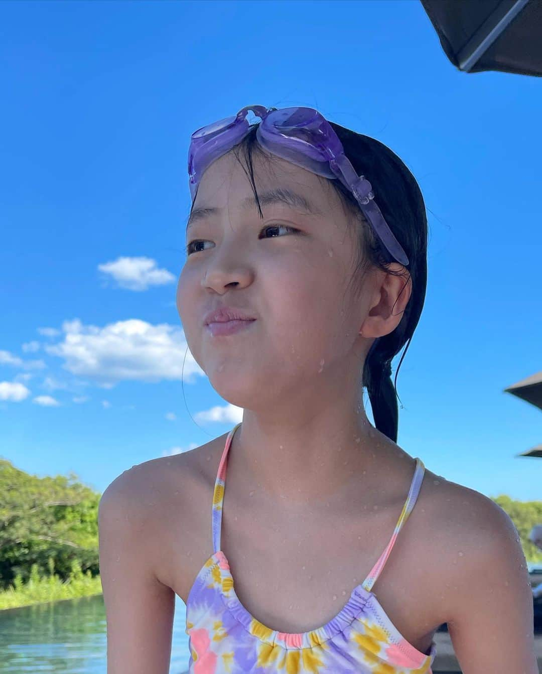 小林三江子さんのインスタグラム写真 - (小林三江子Instagram)「コロナ禍での夏休みはいつもに増して長かったような、あっという間だったような…。 とにかく、小学校生活最後の夏休みを満喫すべく、感染対策万全のもと精一杯楽しめたかなと😊  イリタン的にはネイルもしたし、念願のインナーカラー (エクステ) も出来たし💕 やり切った感満載なはずw  私的には、龍神様🐉の口から虹🌈というなんとも神秘的で有難いな雲を見れたから、なんだか心が晴々して、家族みんながパーって笑顔になったのが心に残っております🥰  いよいよ今日から2学期がスタート！ 残念ながらオンライン授業でスタートだから、まだしばらくお友達には会えないけれど、一日も早く学校に行ける日を願ってリモートで頑張っておくれ！  ※最後の動画は、楽しい夢を見たそうで寝言で爆笑してた図w あまりにもおもしろくて可愛いかったから動画撮ってみた😂  #mydeariris #イリタン  #summer2021 #newnormal  #夏休み #思い出作り #小学校生活最後」9月6日 23時03分 - mieko_kobayashi