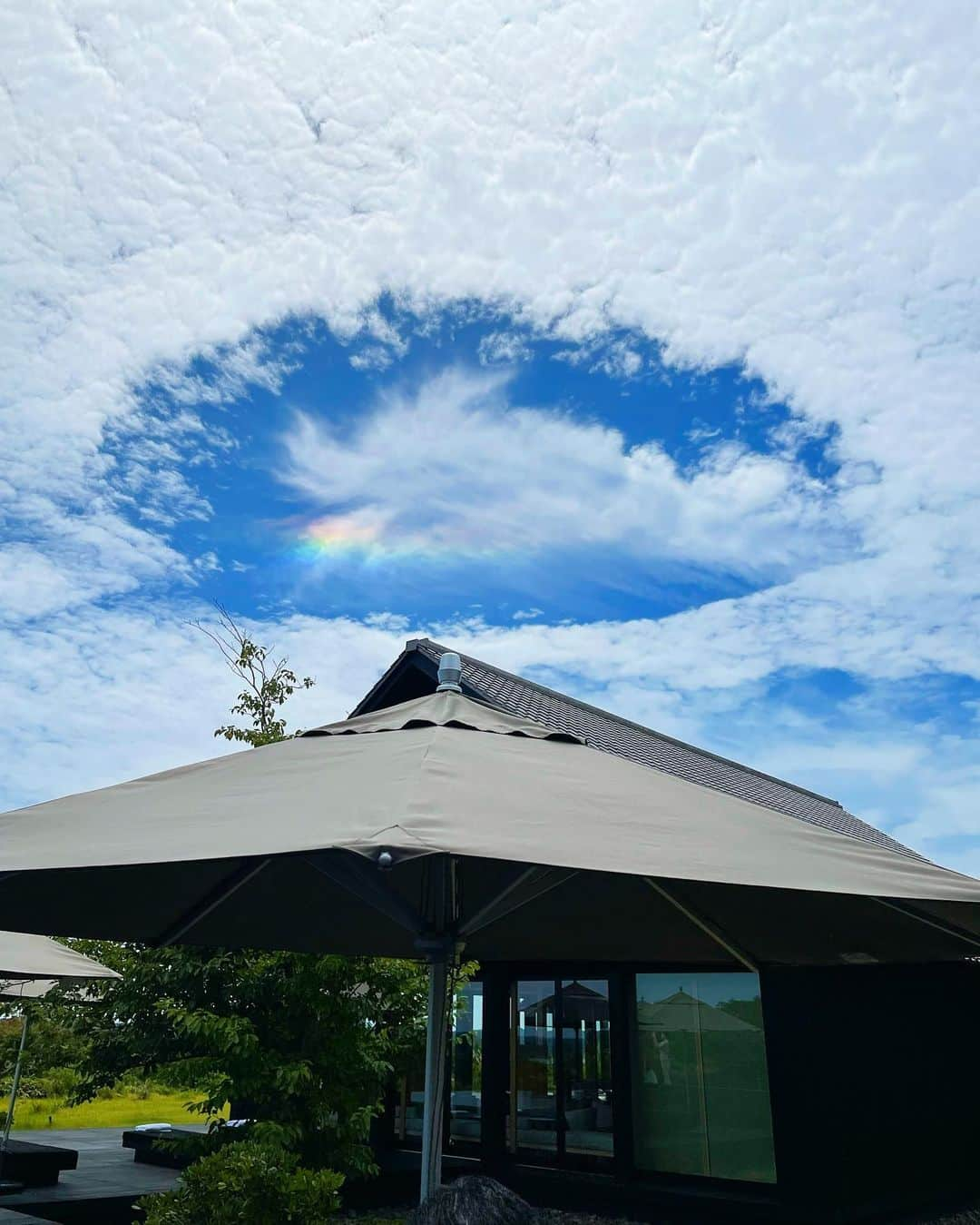 小林三江子さんのインスタグラム写真 - (小林三江子Instagram)「コロナ禍での夏休みはいつもに増して長かったような、あっという間だったような…。 とにかく、小学校生活最後の夏休みを満喫すべく、感染対策万全のもと精一杯楽しめたかなと😊  イリタン的にはネイルもしたし、念願のインナーカラー (エクステ) も出来たし💕 やり切った感満載なはずw  私的には、龍神様🐉の口から虹🌈というなんとも神秘的で有難いな雲を見れたから、なんだか心が晴々して、家族みんながパーって笑顔になったのが心に残っております🥰  いよいよ今日から2学期がスタート！ 残念ながらオンライン授業でスタートだから、まだしばらくお友達には会えないけれど、一日も早く学校に行ける日を願ってリモートで頑張っておくれ！  ※最後の動画は、楽しい夢を見たそうで寝言で爆笑してた図w あまりにもおもしろくて可愛いかったから動画撮ってみた😂  #mydeariris #イリタン  #summer2021 #newnormal  #夏休み #思い出作り #小学校生活最後」9月6日 23時03分 - mieko_kobayashi