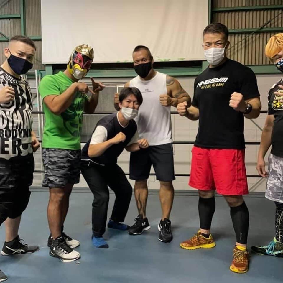 のインスタグラム：「先日、プロレスラー•ゼウスとの一コマ！  ゼウスの誘いで、“まこと屋”さん平野店に食べに行きました❗️  リオは辛いのはあかんけど、ゼウスが、 『赤辛牛じゃんラーメン』美味い！って言うから、辛くないのを選んだのですが、頂きました‼️  豚骨じゃなくて牛骨で初めて食べたんやけど、めちゃくちゃ美味しかった‼️   最高でした‼️  ゼウスがこの牛骨スープは一度食べるとクセになると言ってたんやけど、本当クセになる‼️  今食べたい‼️  また行かせていただきます‼️  #プロレスラーゼウス　#まこと屋　#ラーメン　#美味い　#最高　#カメラマンK」