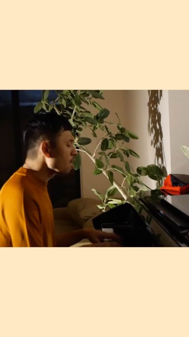 のインスタグラム：「今年2月に先行シングルでリリースしたバラード。  たくさん自分のバラード曲あるけど、1番歌いやすい。笑 弾き語りしやすい。 演奏しやすい曲は長く歌われる説、自分の中であります。  1番近くにいる大切な人を、ちゃんと愛することできてるかなぁ、できてないなぁ、なんて想いを、ニューヨークに住んでいる友人の @jpolive  順子ちゃんに詩にしてもらった曲。  愛することがしたいって、サビで2回言うべきかどうか、初めは1回だけの形で作ってたんだけど、やっぱり2回言うことにして、ほんとそうしてよかったとつくづく思います。  曲が生まれた瞬間、それは台湾のホテルでの目覚めだ瞬間だったんだけど、その時とったボイスメモではそうなってたから、最初のインスピレーションはやっぱり大事ですね。  #竹本健一darling」