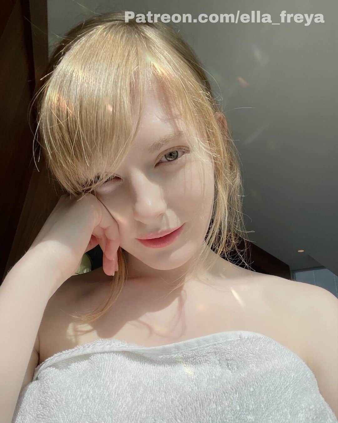 Ella Freyaのインスタグラム：「How nice the sunlight feels ✨ 日光は気持ちいい」