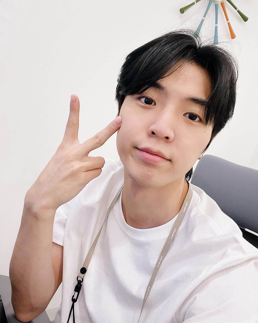 Jun Sung Ahnのインスタグラム：「I rarely do anything special for skincare, but this time I got a laser treatment at @shinsangps !! Skin was red for a few days but I came out glowing 😊 신상성형외과 에서 카이저 레이저 시술 받은 후기입니다! 3일정도 피부가 빨개저는데, 이후 너무 좋아졌어요 ^^ #신상성형외과 #신상클리닉 #논현성형외과 #신사성형외과 #텐션리프팅 #시술 #피부관리 #울트라스킨」